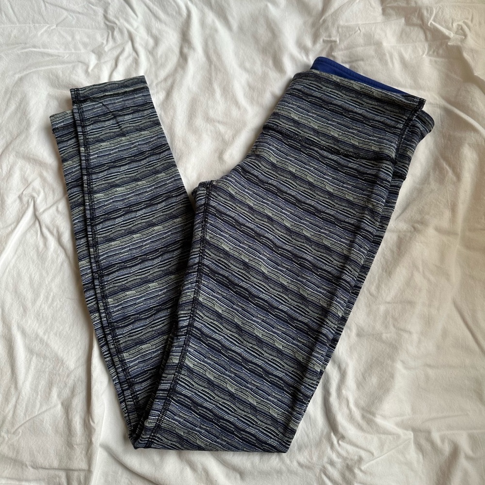 Lululemon size 8 blue striped legging